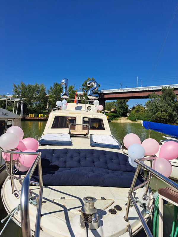 Adriatik brod u Beogradu spoljašnja strana pramca sa dušekom i balonima