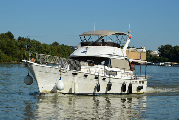 Rent-a-Boat-Serbia-Bayliner-3888-11 Bayliner 3888 jahta u Beogradu spoljašnji izgled prednje bočno levo
