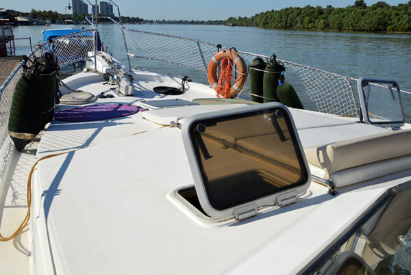 Bayliner 3888 jahta u Beogradu prednji deo sa unutrašnje strane