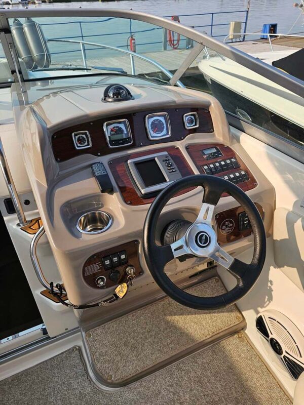 Chaparral 270 Signature gliser u Beogradu slika volana i navigacije