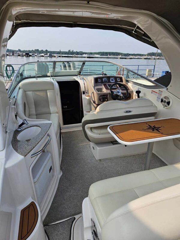 Chaparral 270 Signature gliser u Beogradu unutrašnji izgled pogled ka volanu i navigaciji