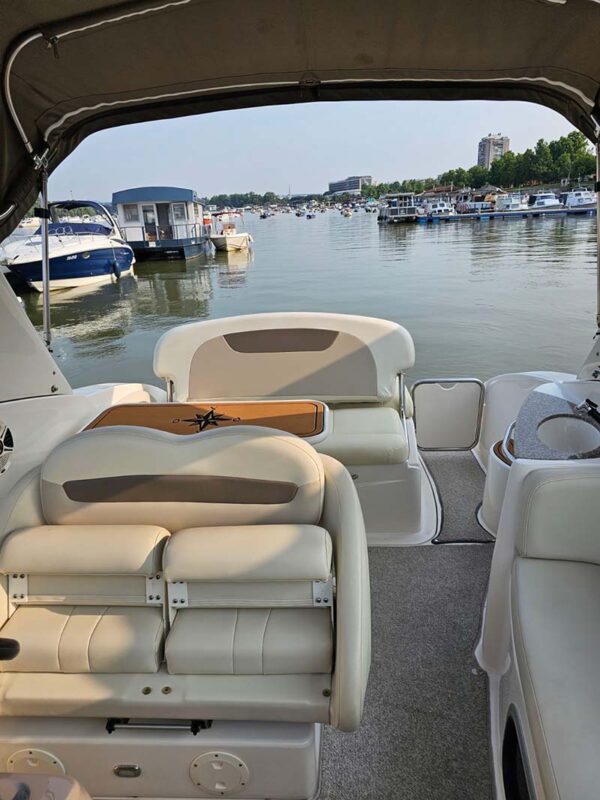 Chaparral 270 Signature gliser u Beogradu unutrašnji izgled sedišta sa desne strane