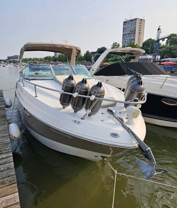 Chaparral 270 Signature gliser u Beogradu spoljašnji izgled prednje desno