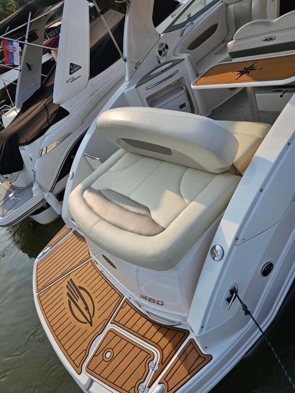 Chaparral 270 Signature gliser u Beogradu spoljašnji izgled dekinga i sedišta