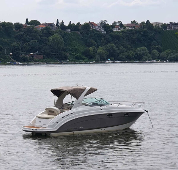 Chaparral 270 Signature gliser u Beogradu spoljašnji izgled glisera bočno zadnje desno