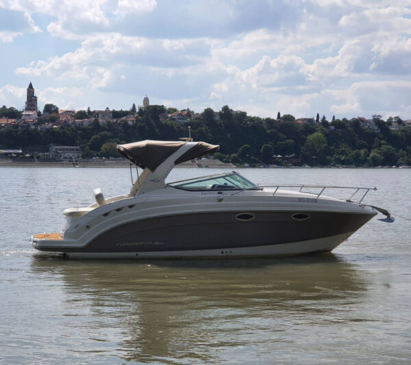 Chaparral 270 Signature gliser u Beogradu spoljašnji izgled glisera bočno desno