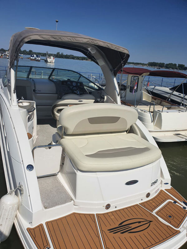 Chaparral 270 Signature gliser u Beogradu zadnji deo unutrašnjeg izgleda glisera