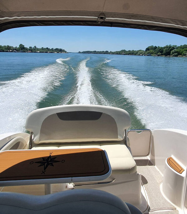 Chaparral 270 Signature gliser u Beogradu pogled na talase prilikom glisiranja