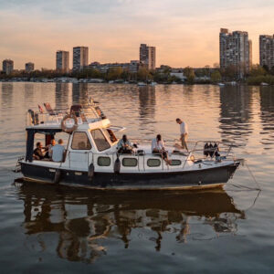Danube Adventure brod u Beogradu spoljašnji izgled iz ptičije perspektive bočno desno bliži kadar