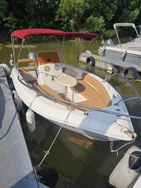 Fisherman AQ 540 čamac u Beogradu spoljašnji prednji izgled
