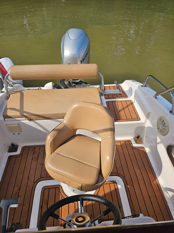 Fisherman AQ 540 čamac u Beogradu unutrašnji izgled skiperova stolica i zadnje sedište
