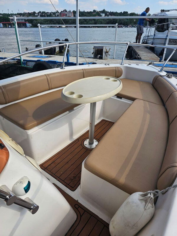 Fisherman AQ 540 čamac u Beogradu unutrašnji izgled prednja strana sedišta sa stolom između