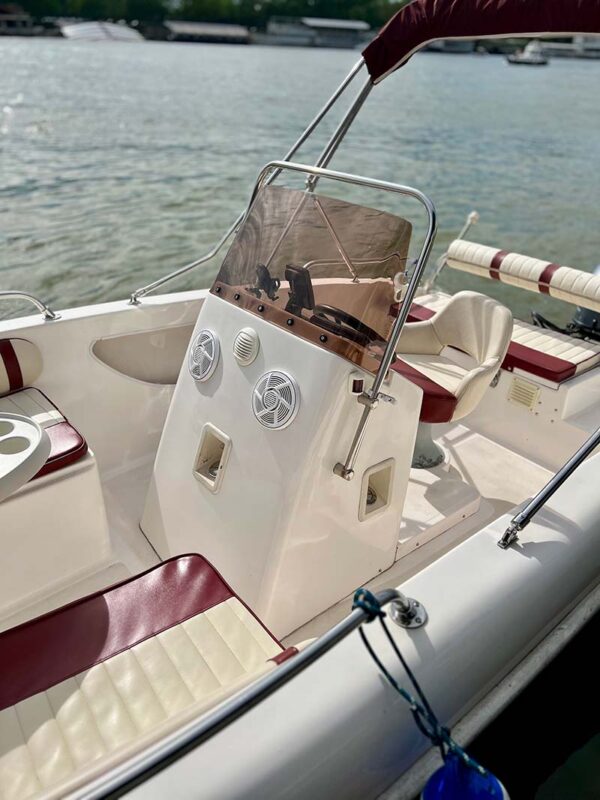Fisherman AQ 540 White čamac u Beogradu unutrašnji izgled