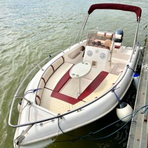 Fisherman AQ 540 White čamac u Beogradu spoljašnji prednji izgled leva bočna strana