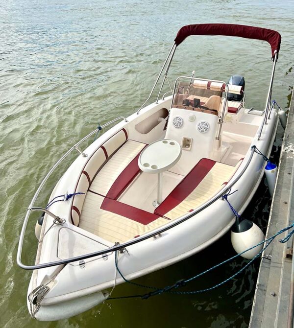 Rent-a-Boat-Serbia-Fisherman-AQ-540-White-03 Fisherman AQ 540 White čamac u Beogradu spoljašnji prednji izgled leva bočna strana