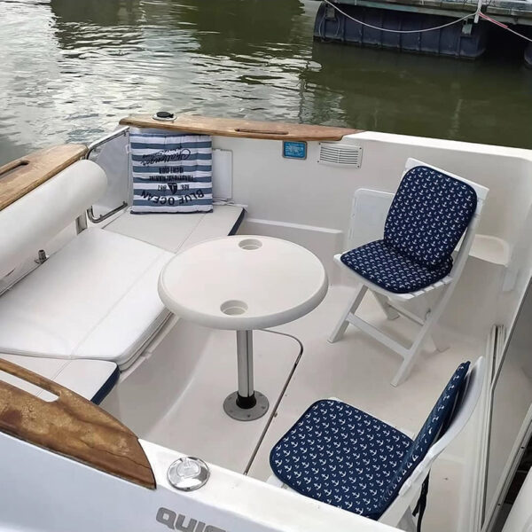 Quicksilver 640 gliser u Beogradu unutrašnji izgled zadnjeg dela sa stolicama i stolom