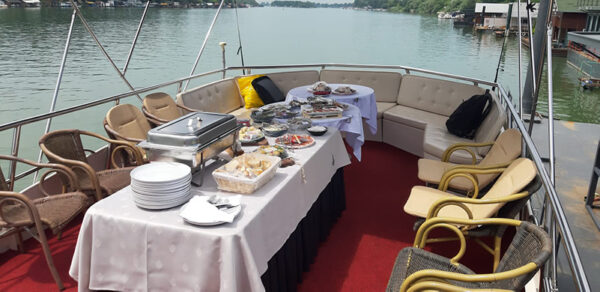 River Lounge brod fly bridge terasa sa separeom, stolicama, stolom i keteringom